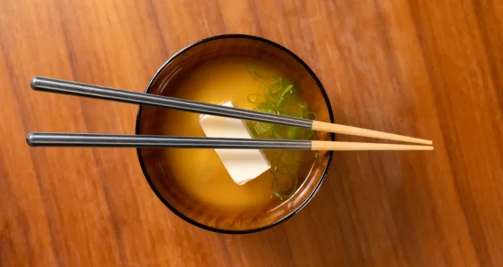 how to hold chopsticks correctly in japan
